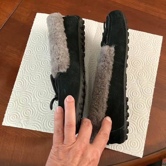 UGG SLIPPERS. SIZE 8. NAVY & GRAY. WORN ONCE INDOORS. LIKE NEW!  FUZZY & WARM. - Picture 6 of 7